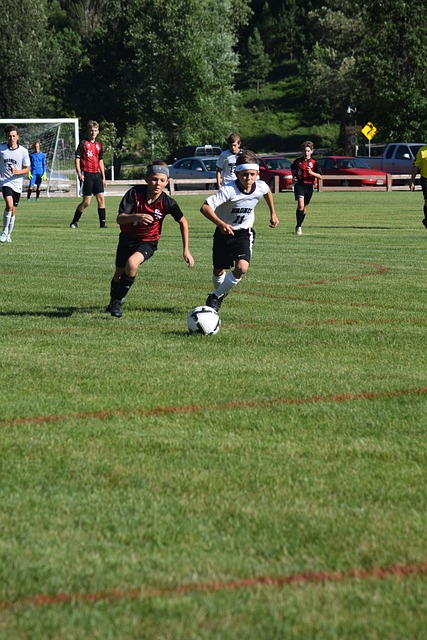 支持球队！欧文坐在场边观看独行侠对阵湖人的比赛